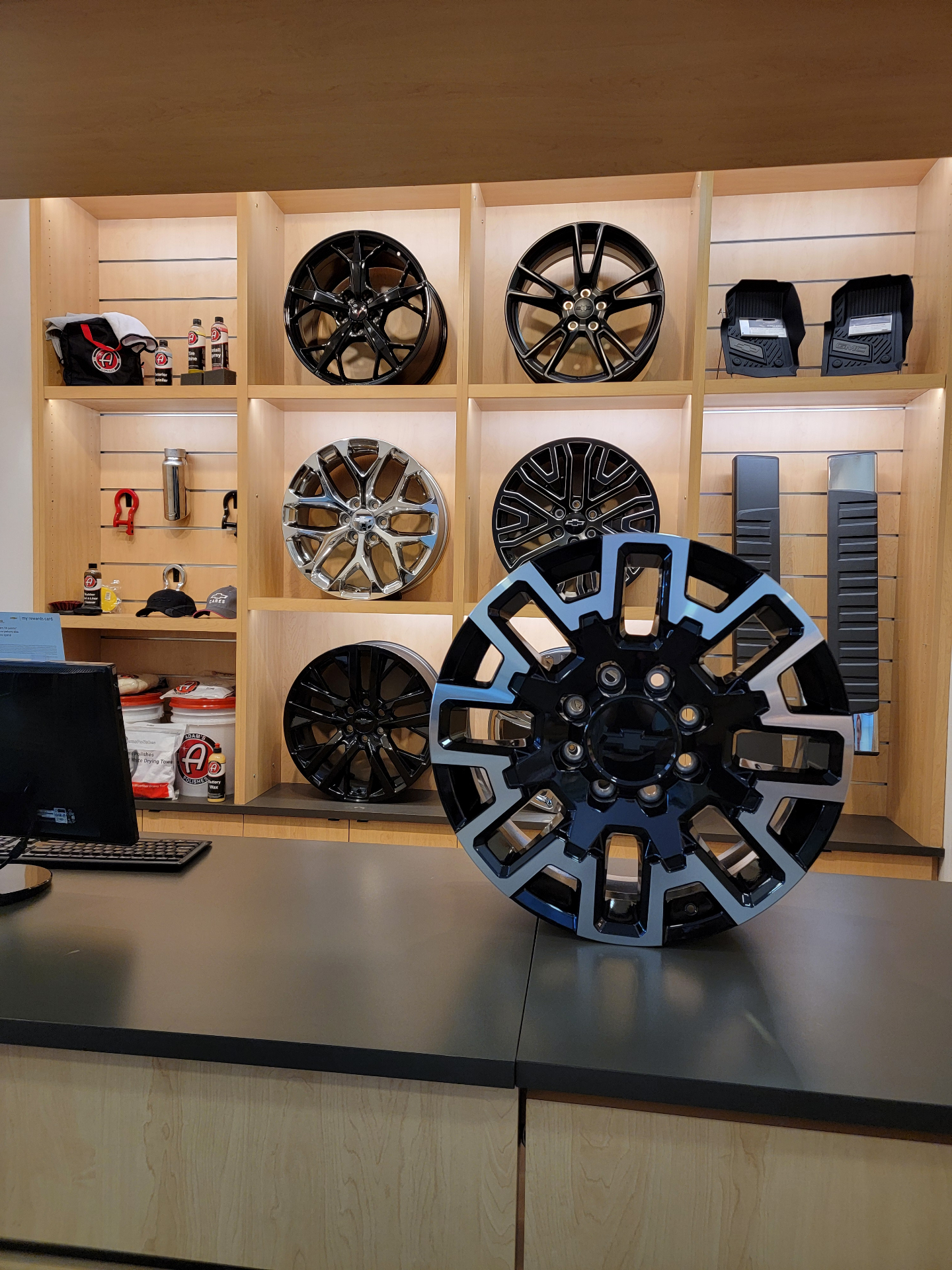 GM accessories & wheel bar